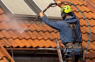 Démoussage et hydrofuge de toiture à Pern